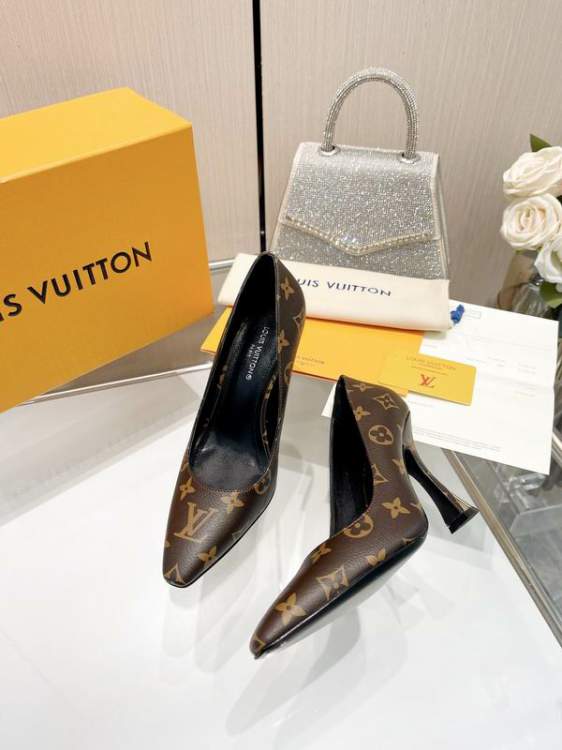 Picture of Louis Vuitton Shoes _SKULVsz35-41913592.5cmmnf0373